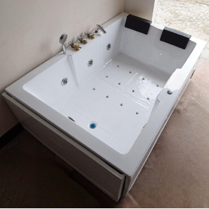 Size 6 Feet by 4 Feet Fully loaded Bathtub