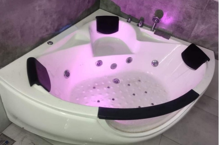 5 Feet Corner Fully Loaded Bathtub - Image 2